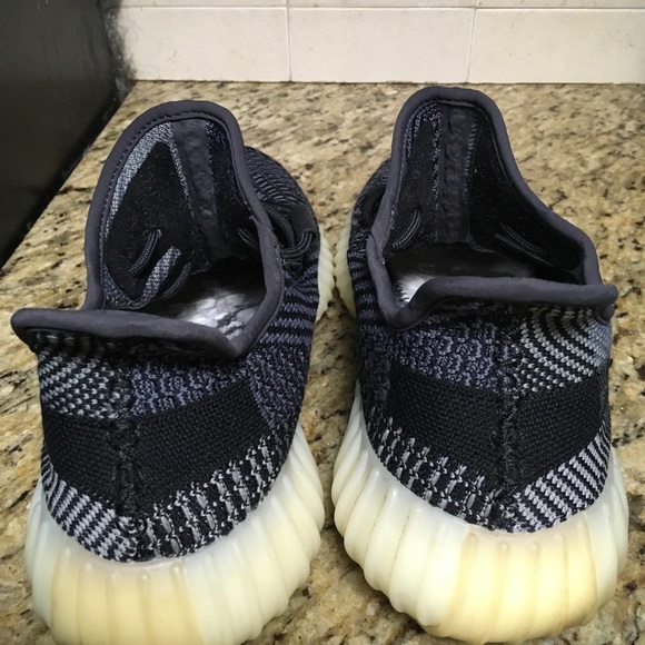 Great buy carbon v2 Yeezy size 9.5 slightly worn with original box - Picture 3 of 4